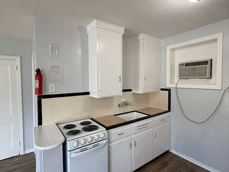 224 W 22nd St — Photo 11