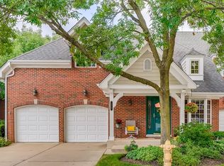 110 E Knighton Pl, Elmhurst, IL 60126