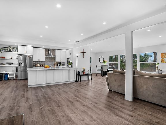 4th image of 391 Mira Loma Ln