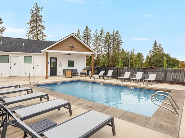 200 Bogey Ln, Eagle Point, OR 97524