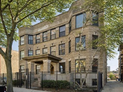 835 W Belle Plaine Ave APT 2, Chicago, IL, 60613