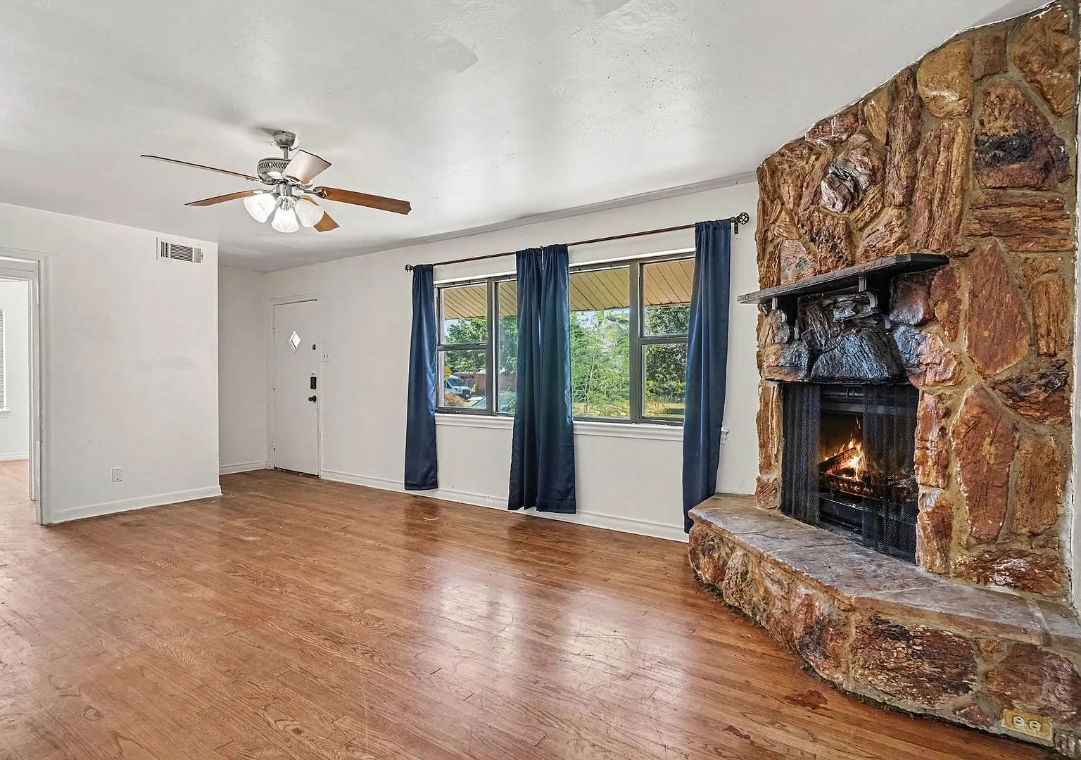Welcome to this 3-bedroom, 2-bathroom single-family home in Casa View Oaks, a well-established Ea... — Photo 1