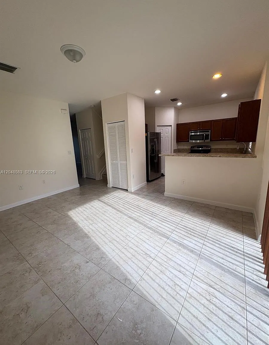 3 bed, 2.5 bath, 1710 sqft, $3,150 — Photo 3