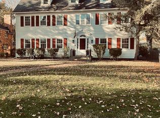 1223 Buckingham Rd, Grosse Pointe, MI 48230