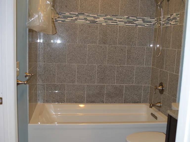 On suite / laundry room access bath