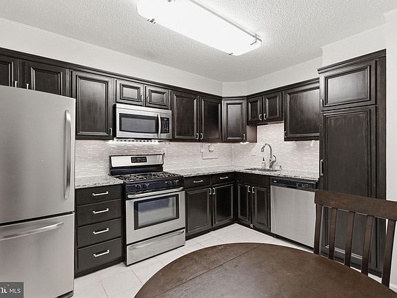 5th image of 1300 Army Navy Dr APT 916