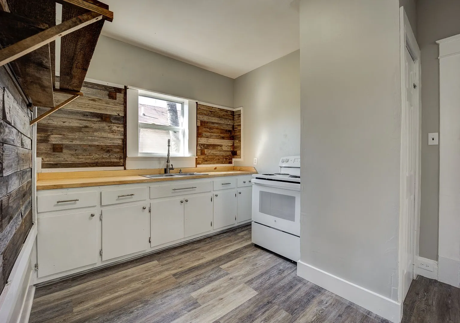 Freshly Updated 3 Bedroom Home — Photo 3