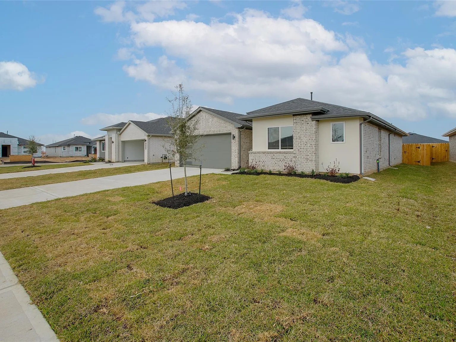 3 bed, 2.0 bath, 1415 sqft, $2,300 — Photo 3