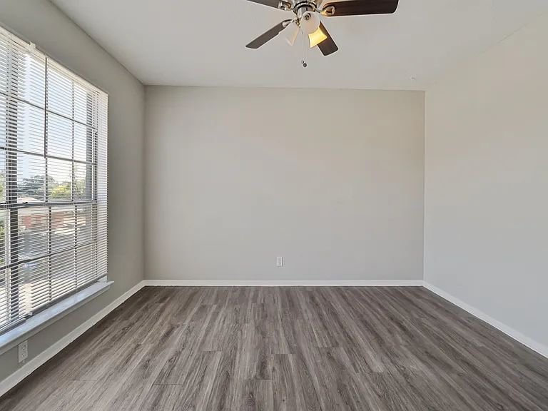 Oak Tree Apartments — Photo 18