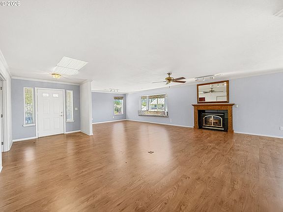 5th image of 815 Crestwood Pl