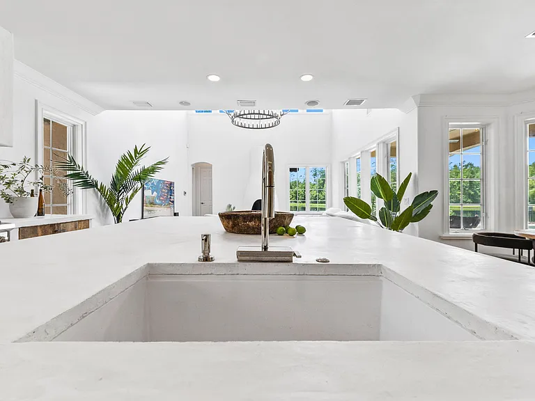 102 Acadia Ter — Photo 2