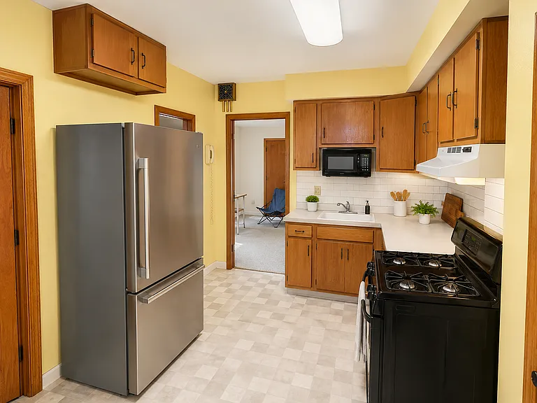 1010 Farrington St — Photo 2