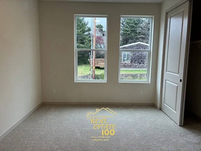 305 SE Jetty Ave — Photo 8