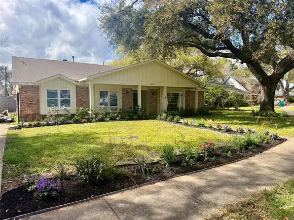 2037 Willow Wisp Dr, Seabrook, TX 77586