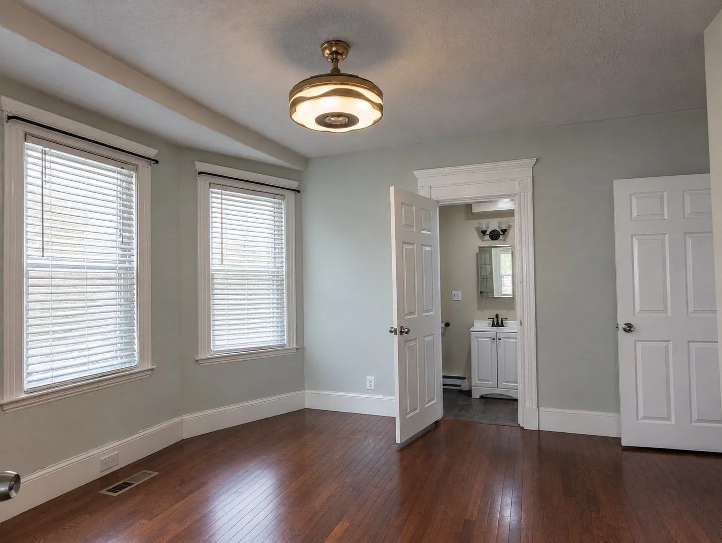 3 bed, 2.0 bath, 1834 sqft, $3,250 — Photo 4