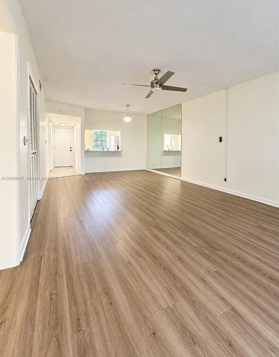 Crystal Greens Condo — Photo 2