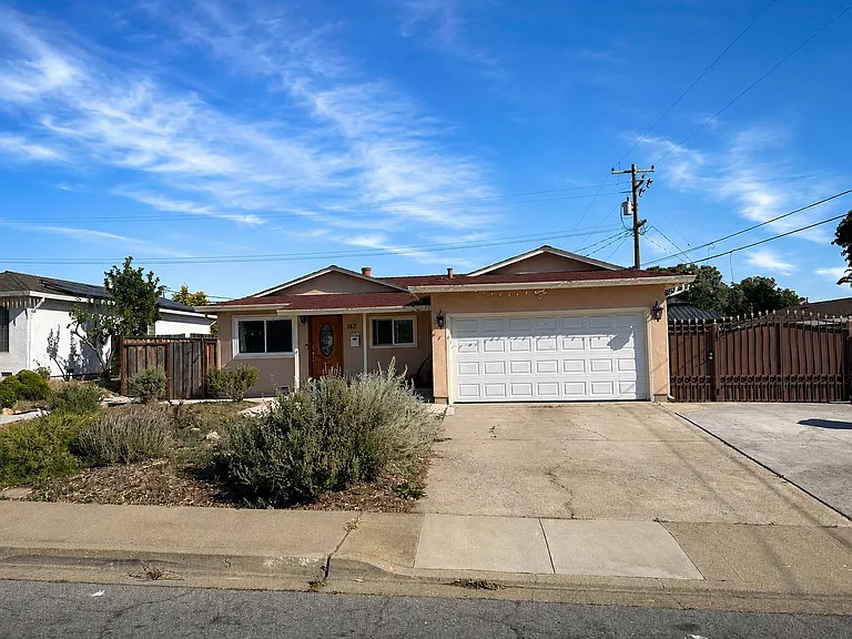 362 Manferd St — Photo 1