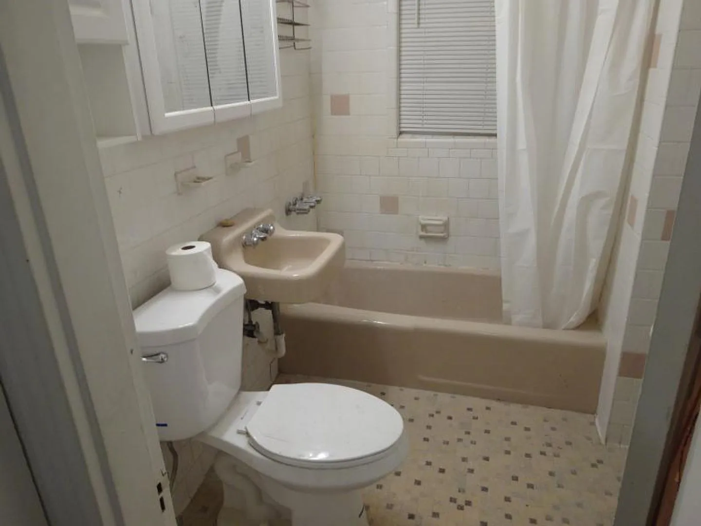 Charming 3 Bedroom No Broker Fee — Photo 3