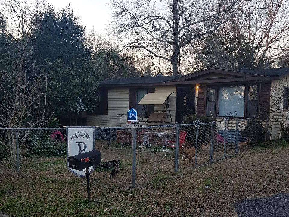 Front fenced yard