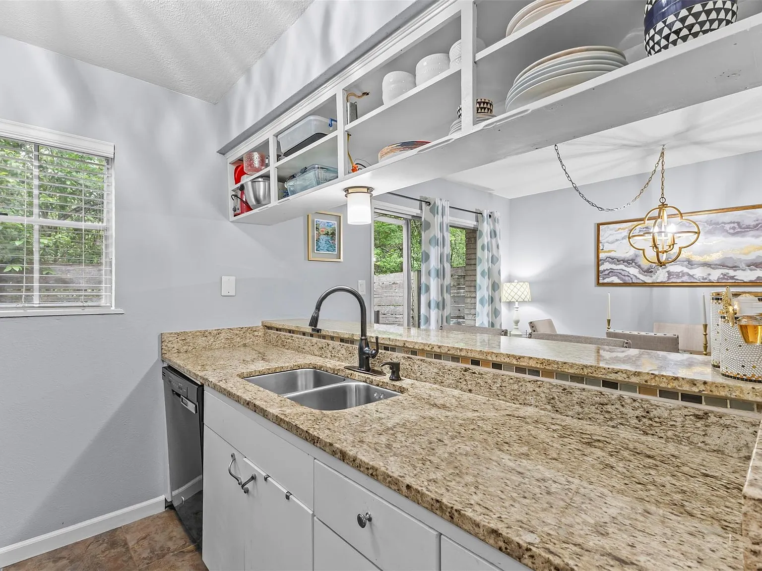 2 bed, 1.0 bath, 971 sqft, $1,790 — Photo 3