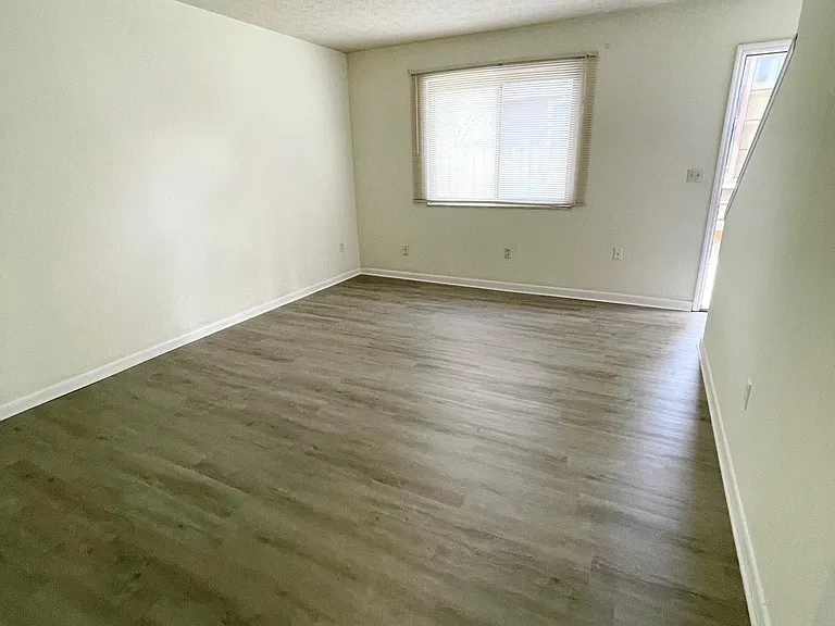 135 E Maynard Ave — Photo 10