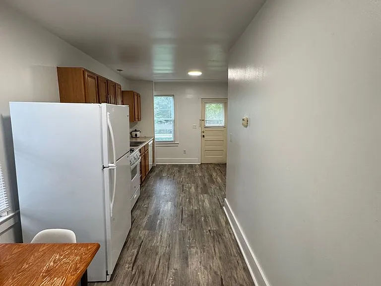 942 Woodlawn Ave — Photo 6