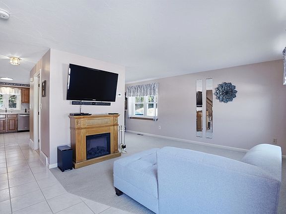 4th image of 12 Basking Rdg #12