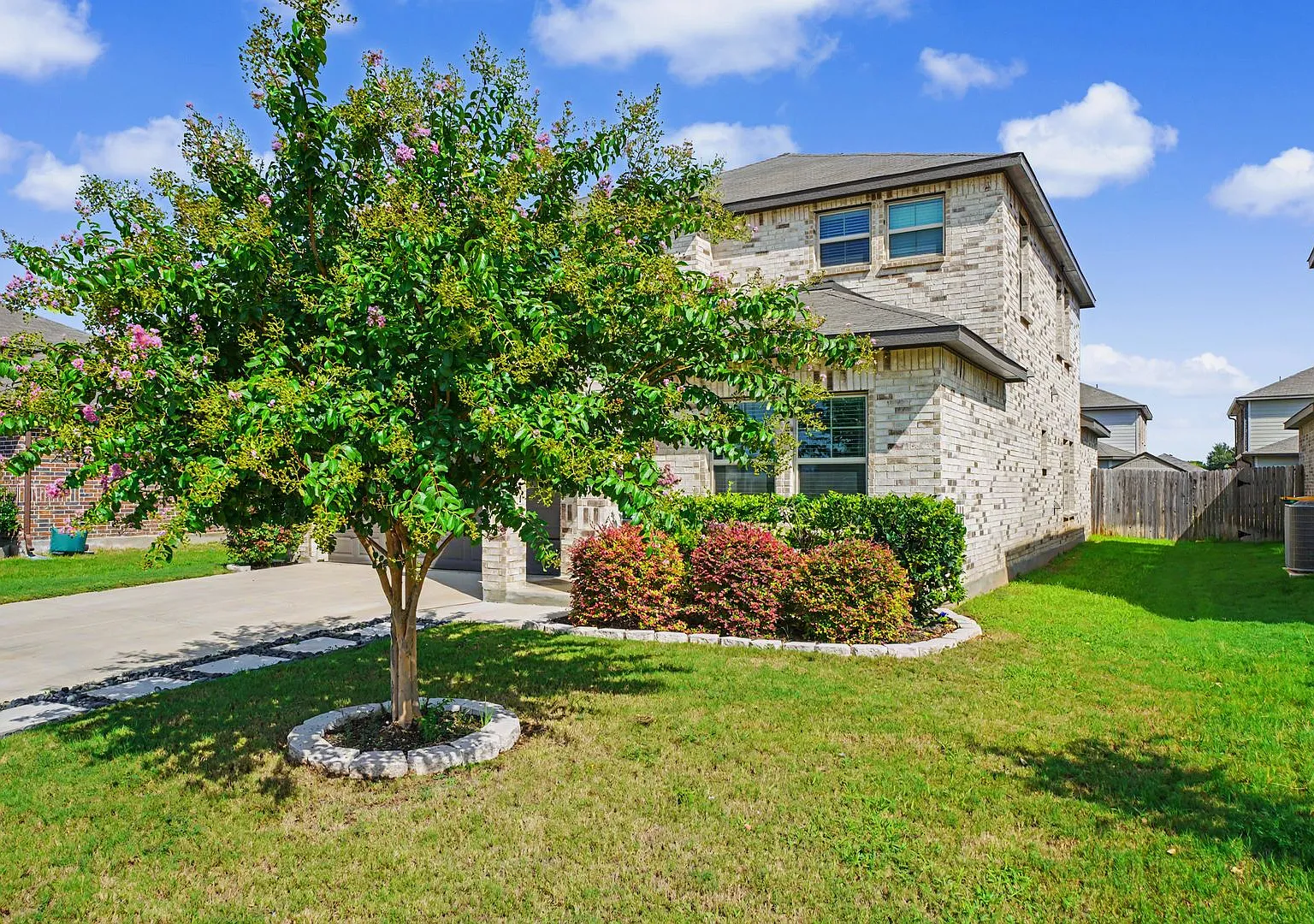 Spacious 5-Bedroom Home in Schertz - Realtor Commission: $650 — Photo 3