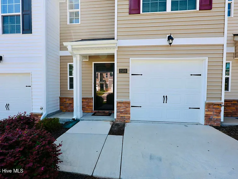 2109 Gracie Ln — Photo 2