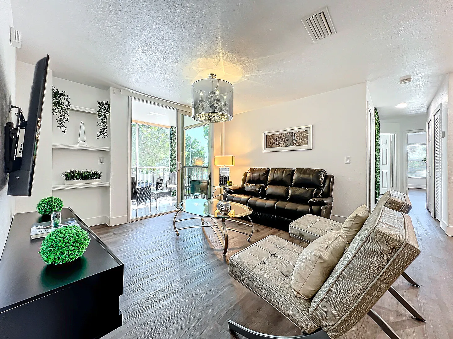Spacious & Luxury 4 Bed Condo with Amenities — Photo 2