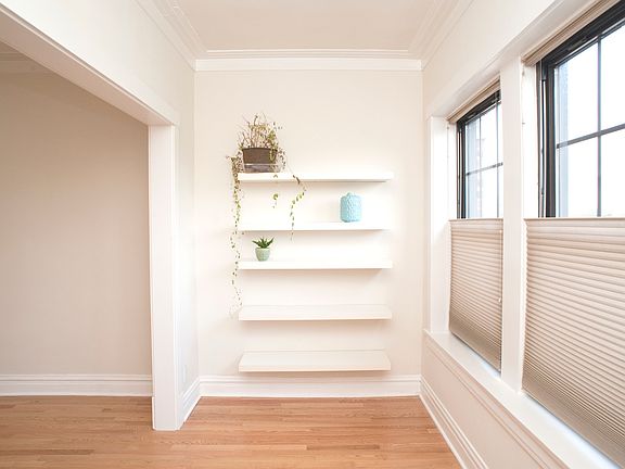 5th image of 925 Clarence Ave APT 3