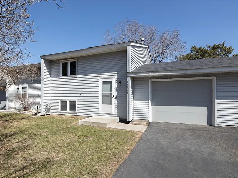 15476 Pennock Ln — Photo 1
