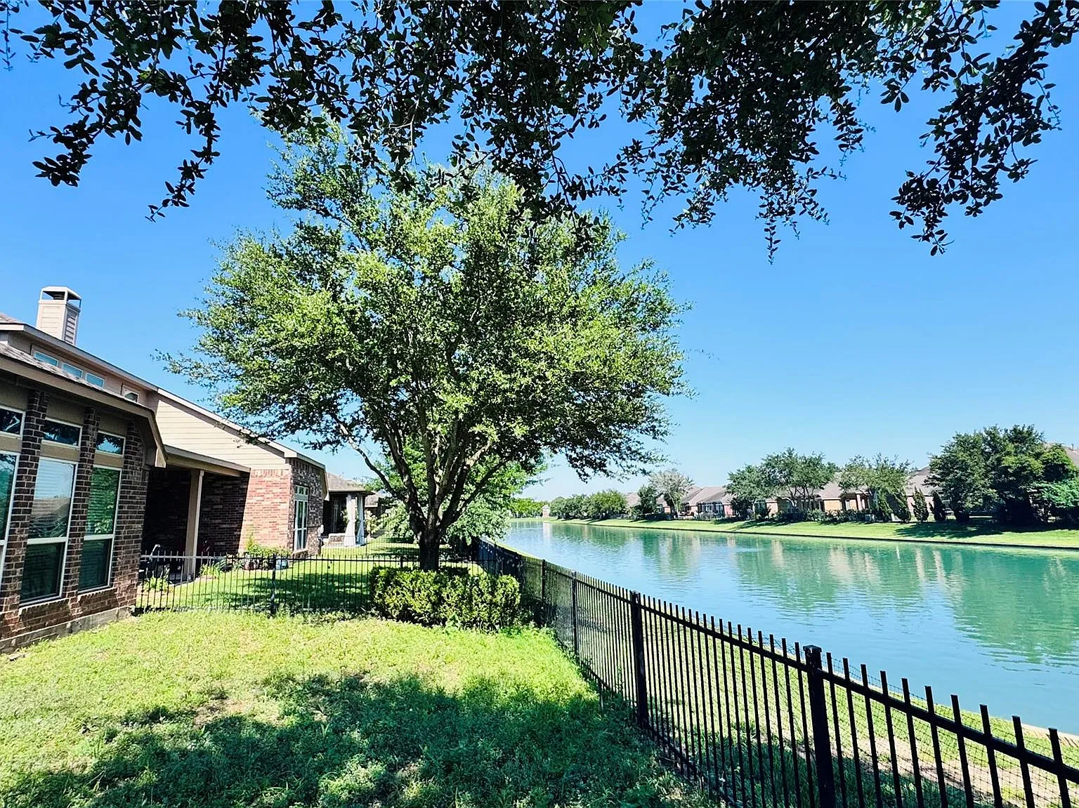 4 bed, 3.0 bath, 2479 sqft, $2,500 — Photo 2