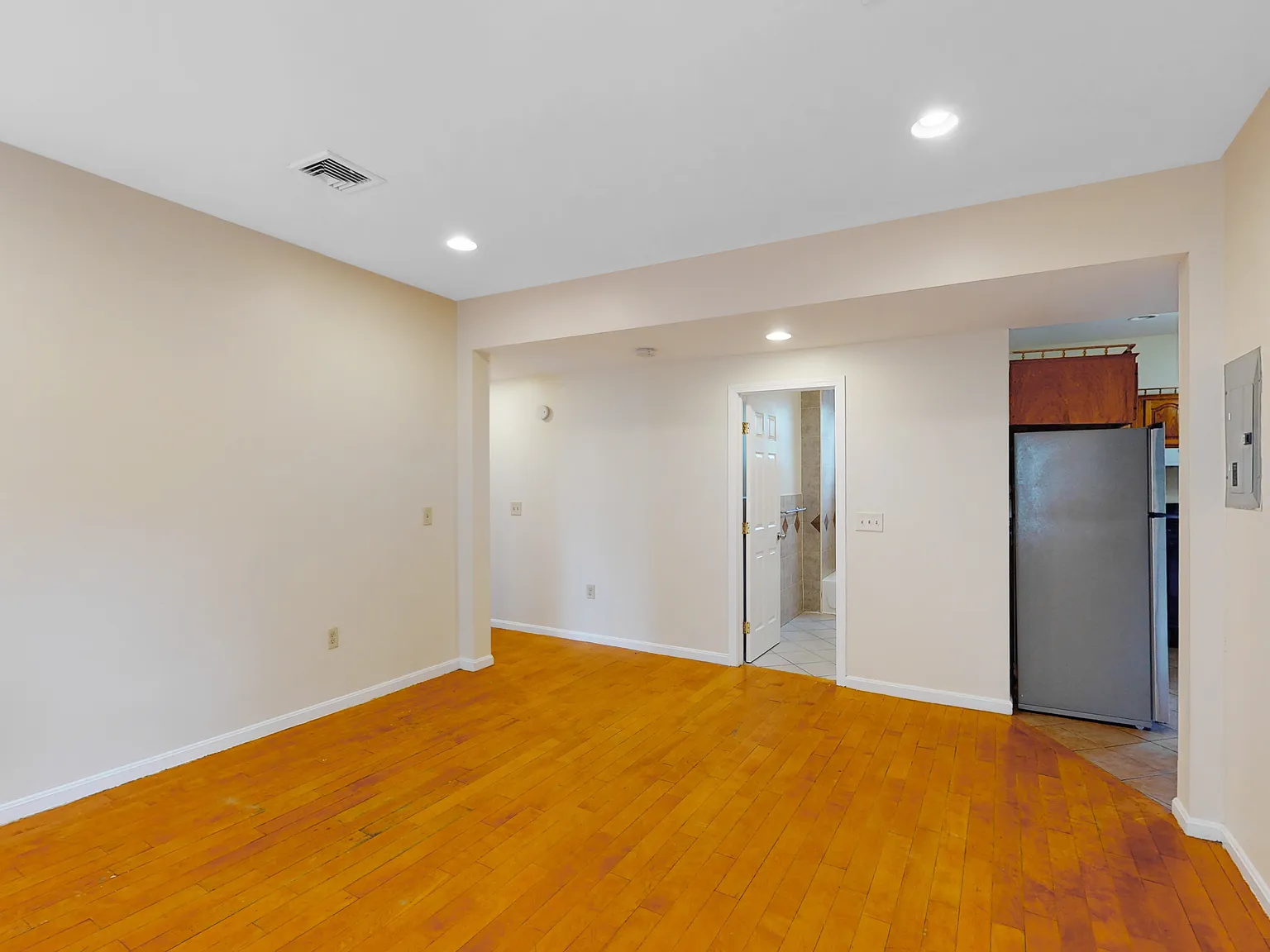 3 bed, 1250 sqft, $3,250 — Photo 3