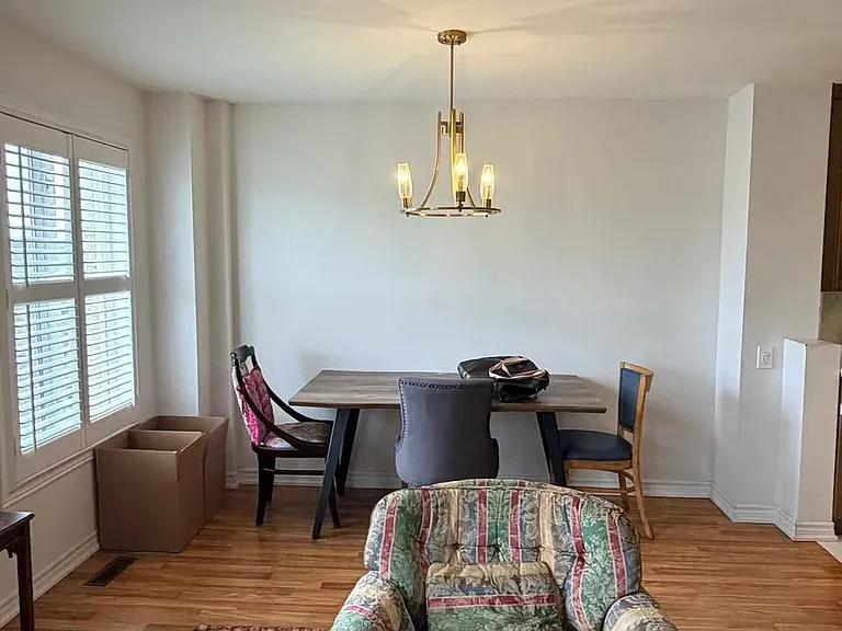 35 E View Green Cres #G — Photo 5