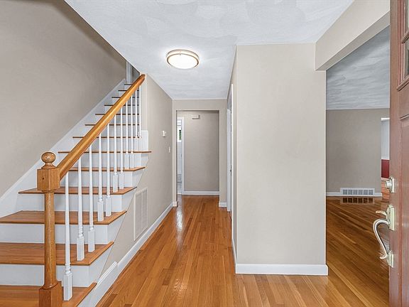 3rd image of 6 Peter Rd