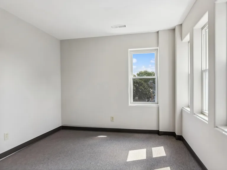 512 S Chicago Ave — Photo 12