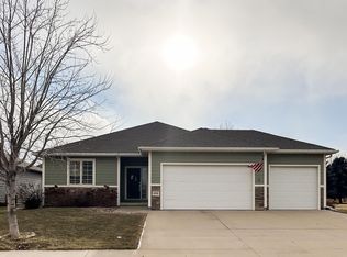 608 Prairie Blvd, Dakota Dunes, SD 57049