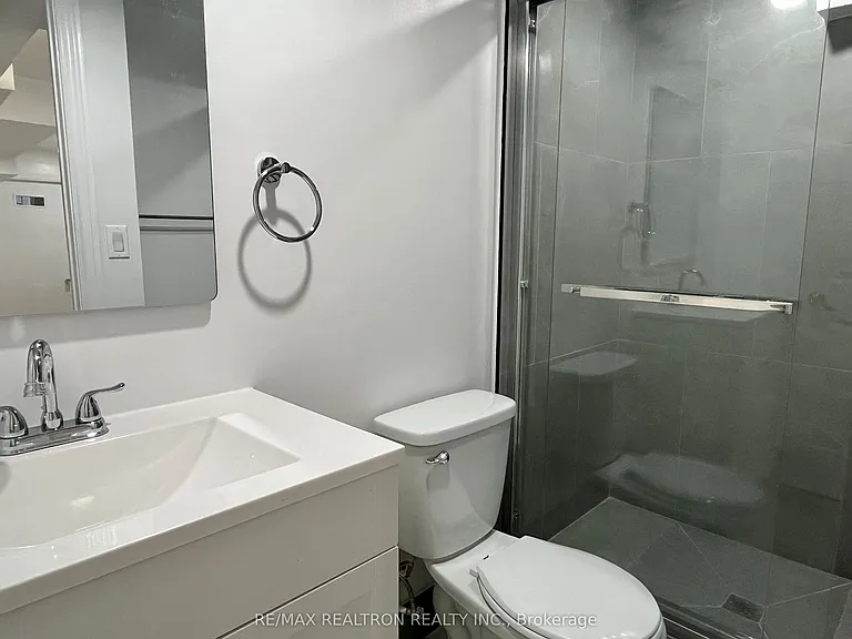 74 Lincoln Green Dr #LOWER — Photo 8