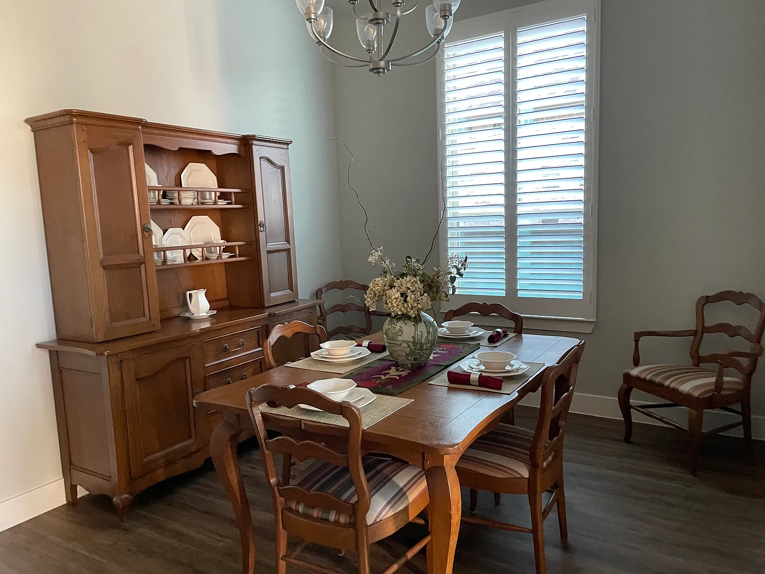 3 bed, 2445 sqft, $3,100 — Photo 2