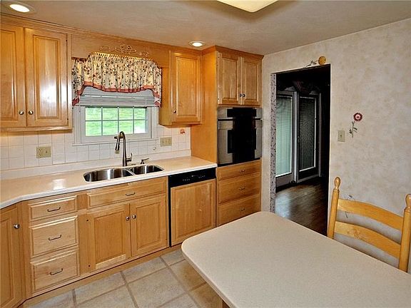 3rd image of 52 McLaughlin Dr