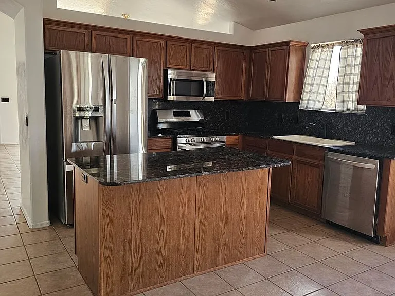 2311 Skyview Dr — Photo 3