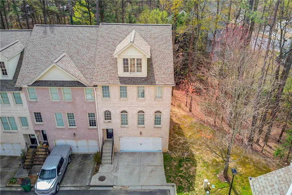 4 bed, 3.5 bath, 1860 sqft, $2,700 — Photo 2