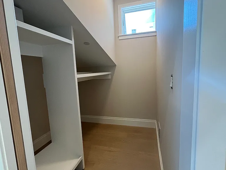 WALK-IN CLOSET