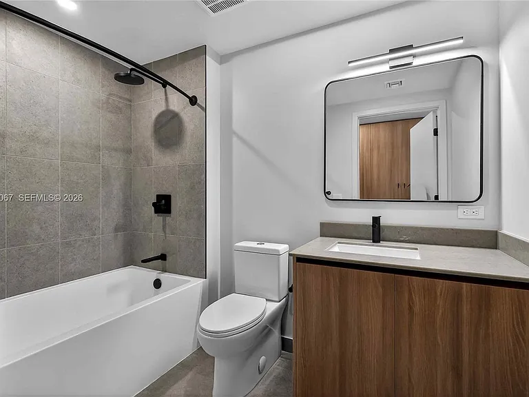 121 NE 5th St #712B — Photo 12