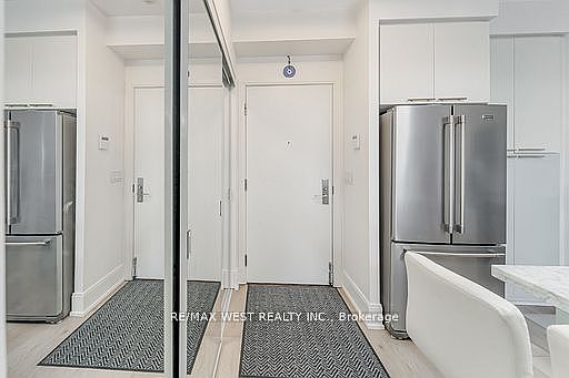 4th image of 70 Roehampton Ave #1122