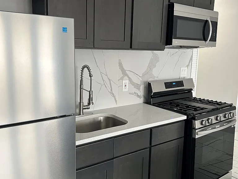 610 Salem Ave — Photo 2