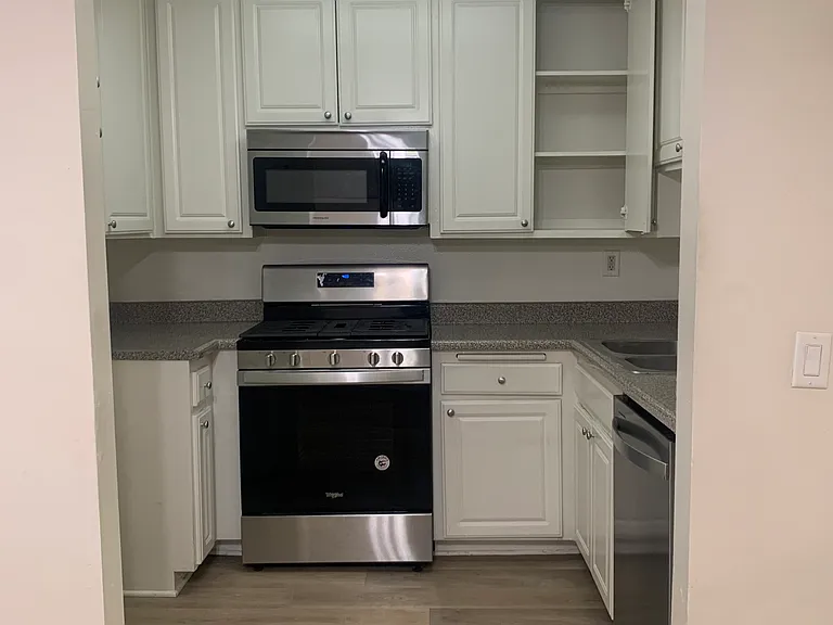 Hyde Park Apts — Photo 10