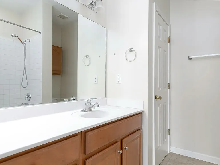 2nd Floor - Room B Full Bath