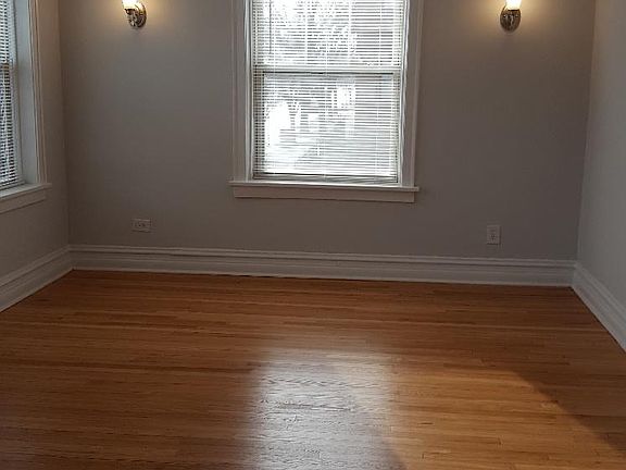 5th image of 1000 N Austin Blvd APT 1